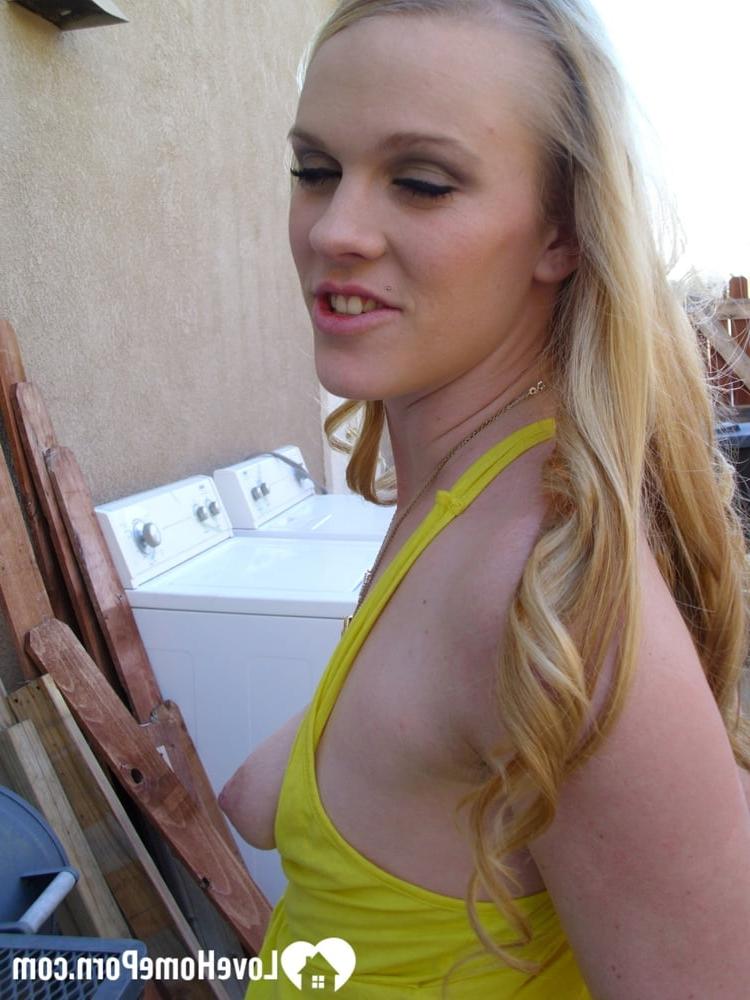 20P Rubia amateur muestra sus preciosos pechos y posa al aire libre