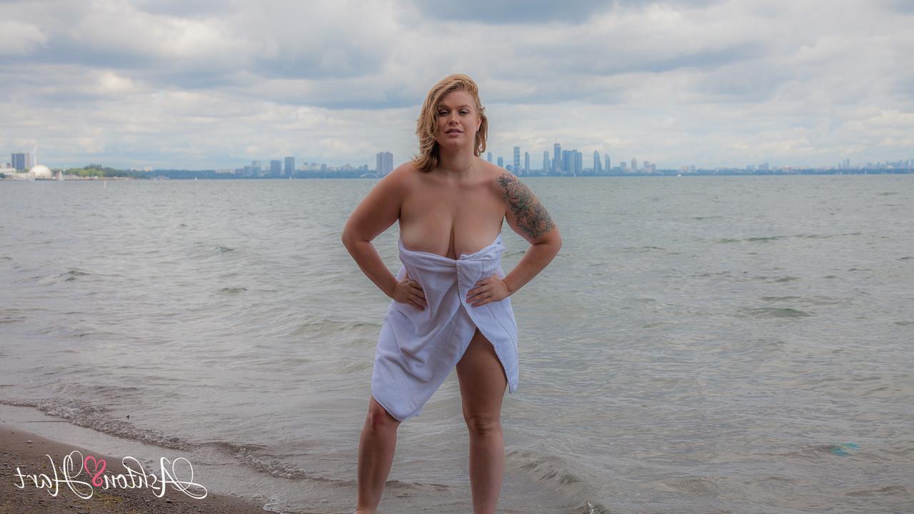 20P A loira gordinha Ashton Hart exibindo seus peitos grandes e bunda gorda no mar
