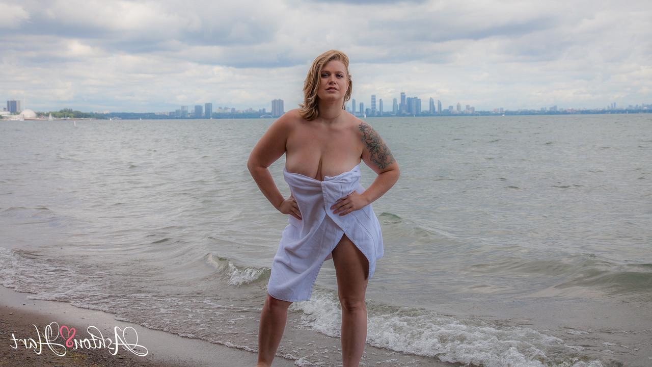 20P A loira gordinha Ashton Hart exibindo seus peitos grandes e bunda gorda no mar