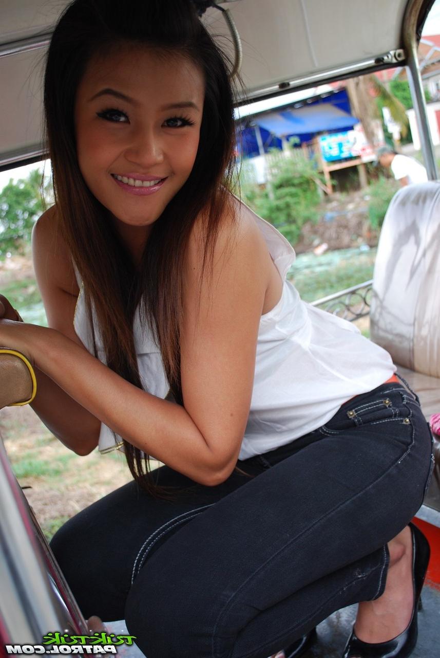 20P La jolie asiatique Hanna Lee fait un tour de cowgirl inversée à un vieil homme britannique.