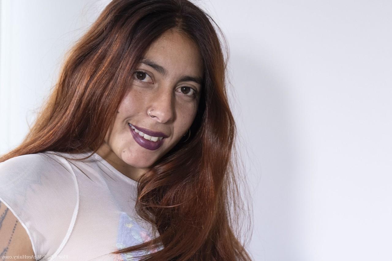 20P L'amatrice sexy Flor SC joue avec ses gros seins naturels et sa chatte poilue