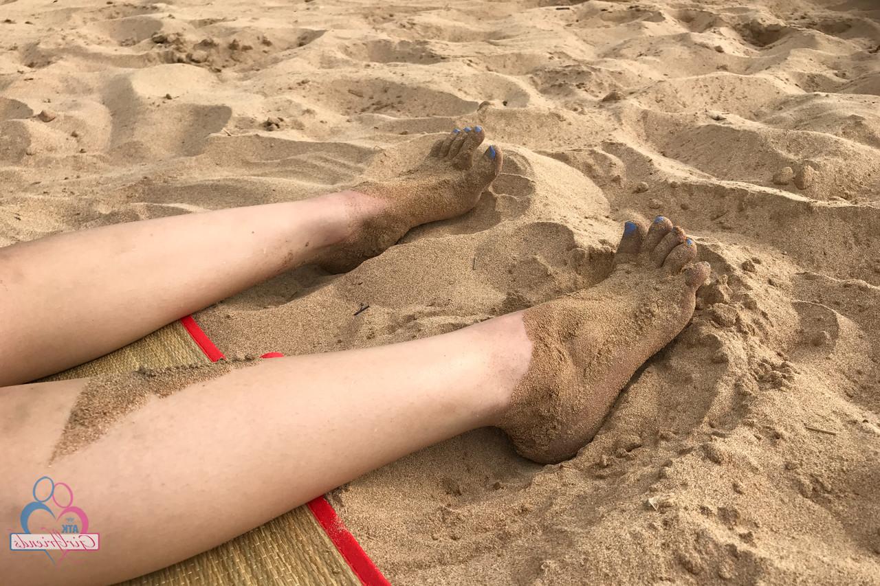 20P Amateur girlfriend Liza Rowe poses in her sexy bikini on a sandy beach