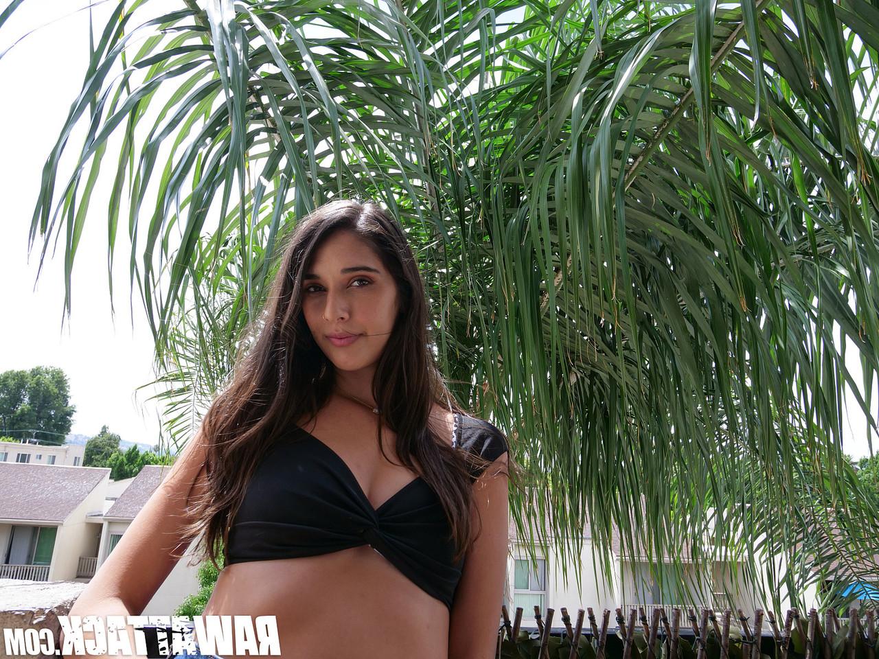 15P A garota da porta ao lado, Aria Sloane, faz sexo POV com um grande galo branco