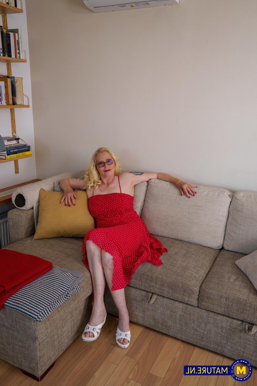 17P Madura rubia pervertida con gafas Celeste levanta su vestido rojo y le agarra el culo