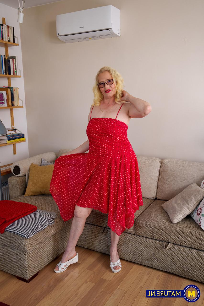 17P Madura rubia pervertida con gafas Celeste levanta su vestido rojo y le agarra el culo
