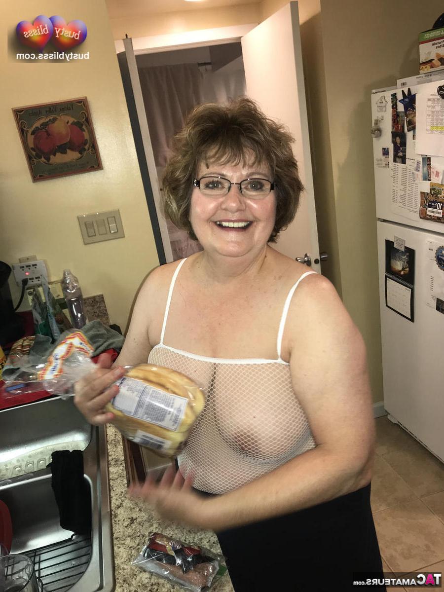 16P La madura Busty Bliss tiene sexo en una cama con su juguete
