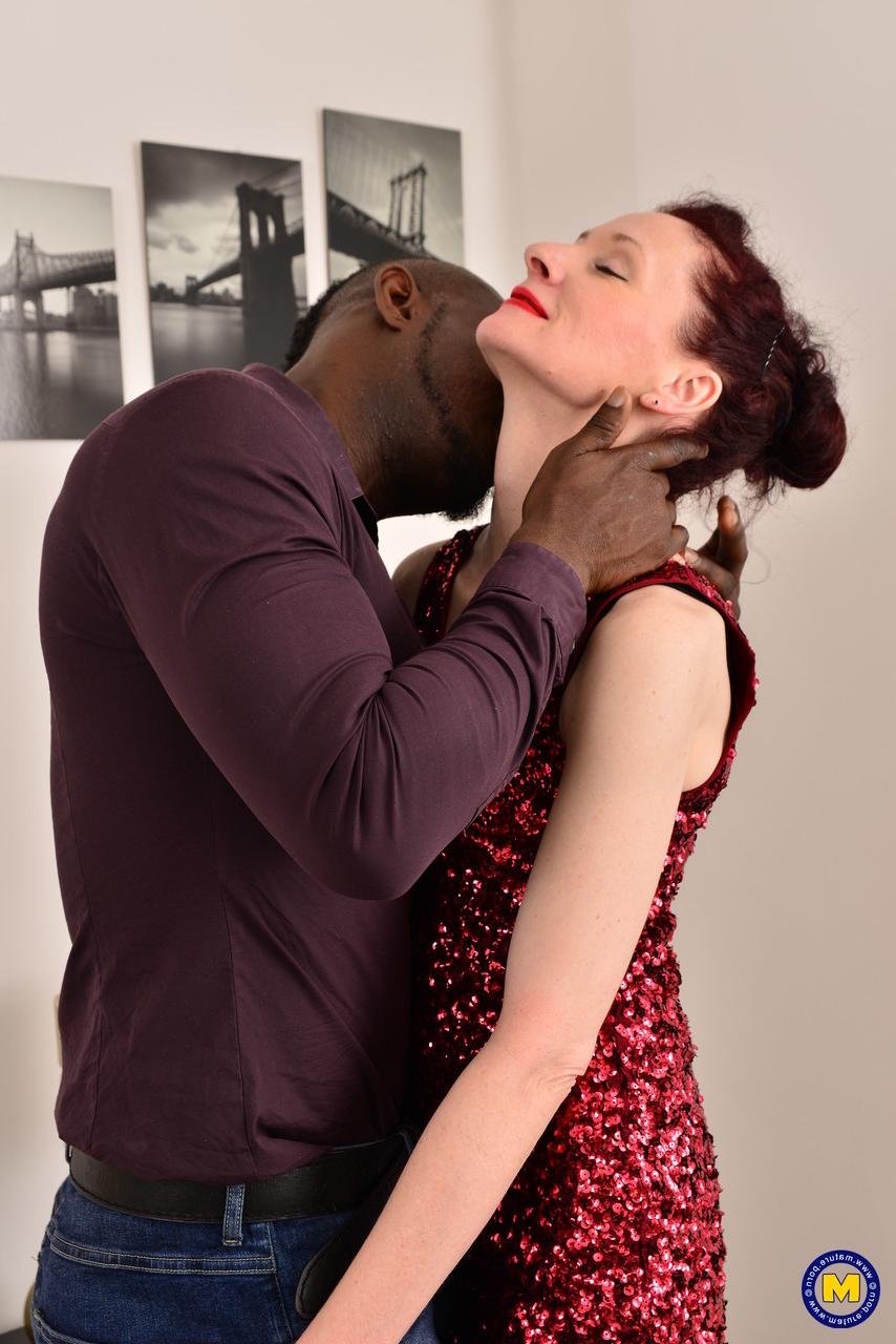 16P Madura flaca tiene relaciones sexuales con su joven amante negro