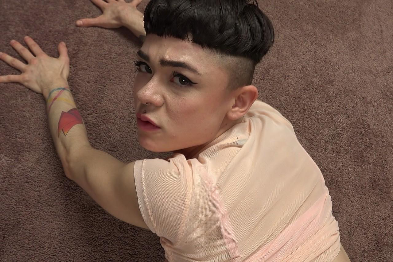 20P Magenta Lexx, une fille maigre aux cheveux courts, se masturbe avant de se faire défoncer.