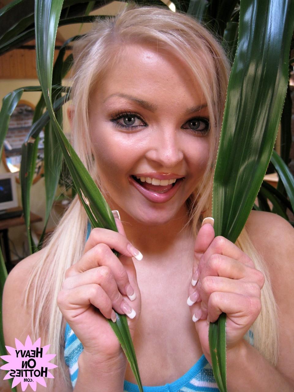 16P A loira fofa Jenna Lovely derrama esperma da boca depois do sexo POV