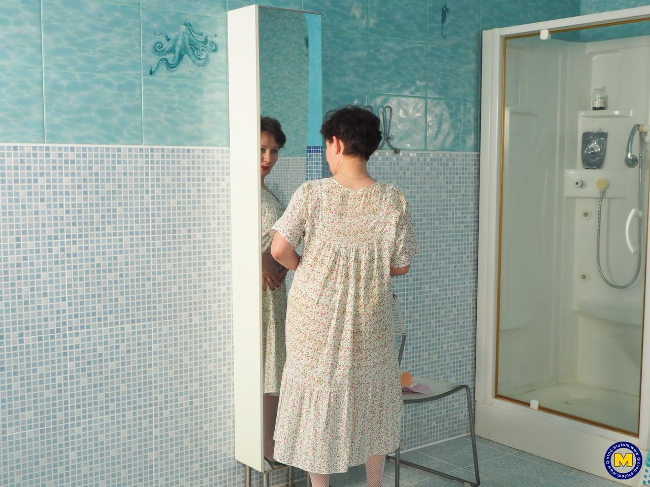 20P Short-haired granny Nata sucks a dildo attached to the bathroom mirror