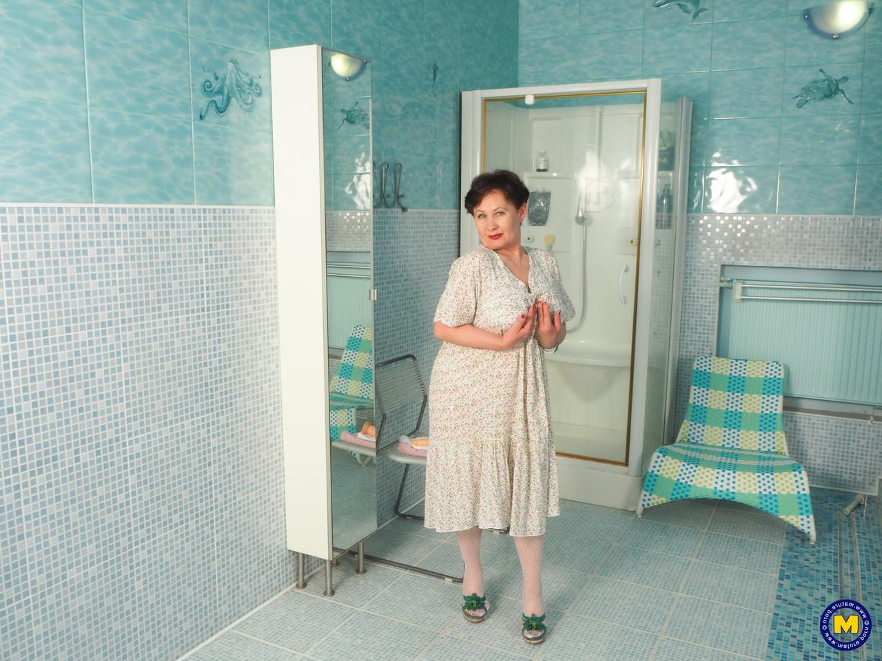 20P Short-haired granny Nata sucks a dildo attached to the bathroom mirror