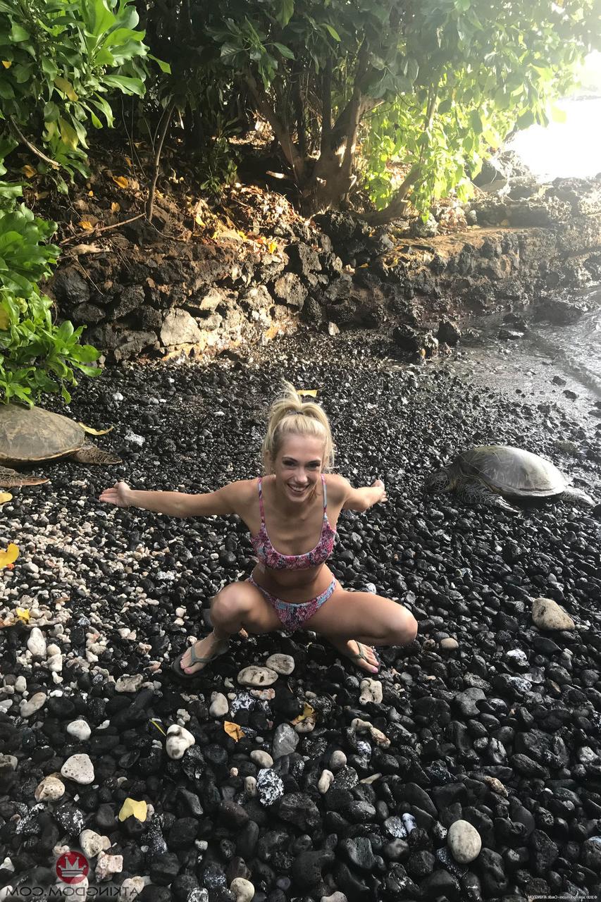 20P Adolescente loira com peitos pequenos Sky Pierce posa nua em uma praia de areia