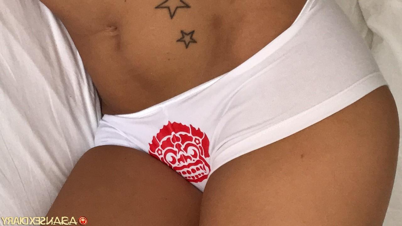 18P A gata loira Karol mostra sua buceta raspada depois de algum sexo doggystyle