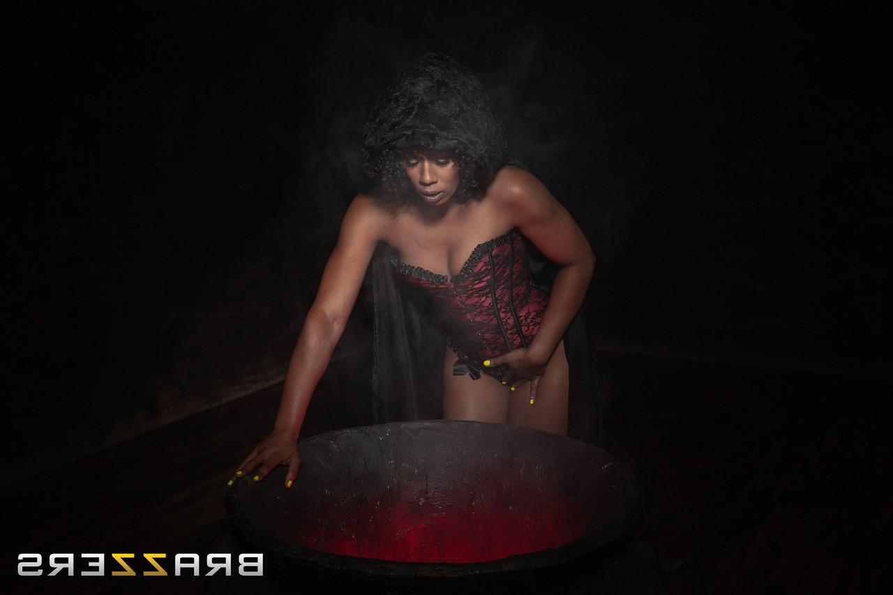 20P Ébano quente Misty Stone tem um 3some com a gata sexy Desiree Dulce e seu homem nerd