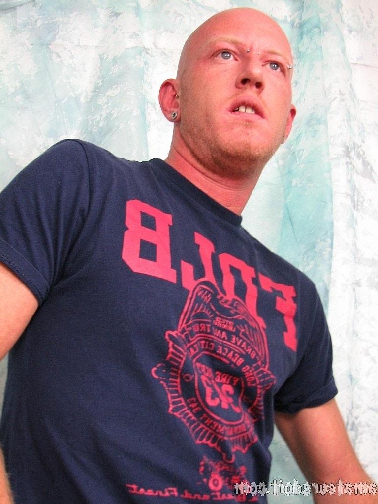 20P Hombres gay musculosos Richard Head y Aaron Kink se besan apasionadamente y follan en el baño