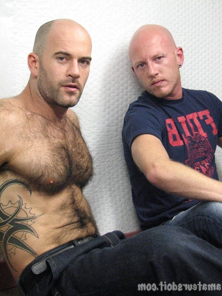 20P Hombres gay musculosos Richard Head y Aaron Kink se besan apasionadamente y follan en el baño