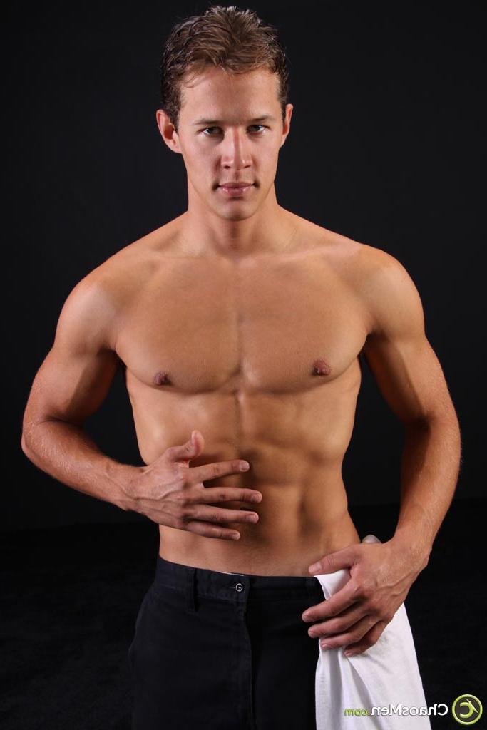 20P Der sexy schwule Amateur Isaiah zeigt seinen Körper und stellt seinen großen, haarigen Schwanz zur Schau