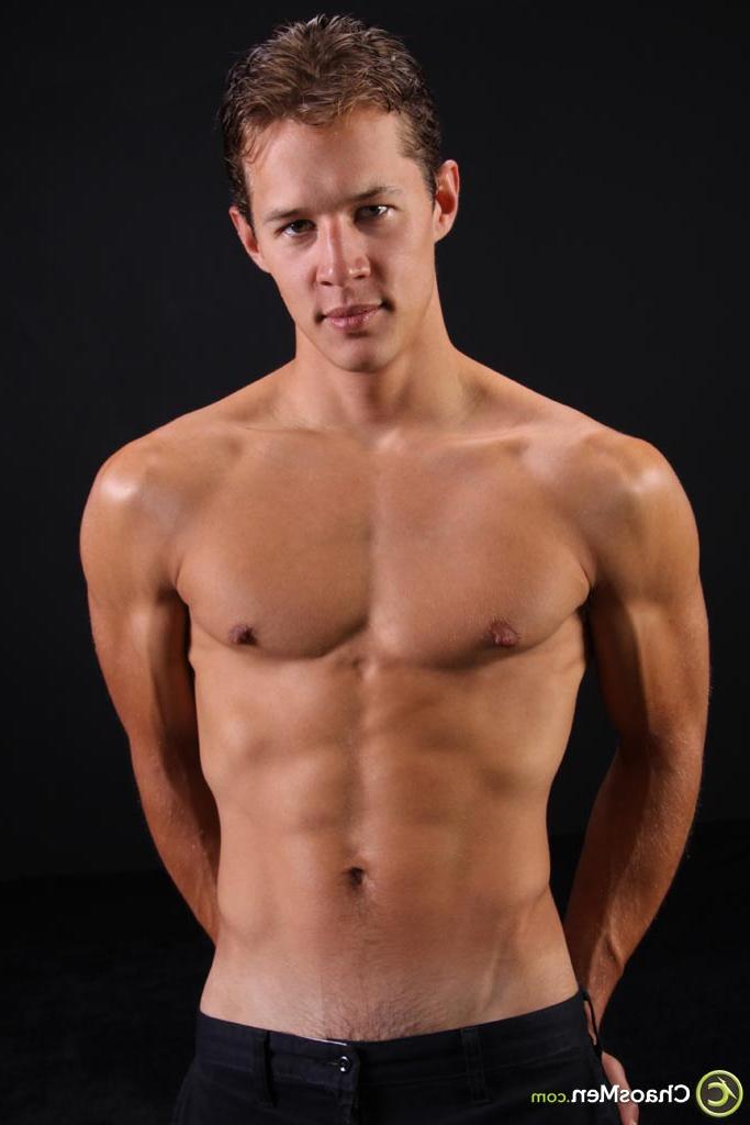 20P Der sexy schwule Amateur Isaiah zeigt seinen Körper und stellt seinen großen, haarigen Schwanz zur Schau