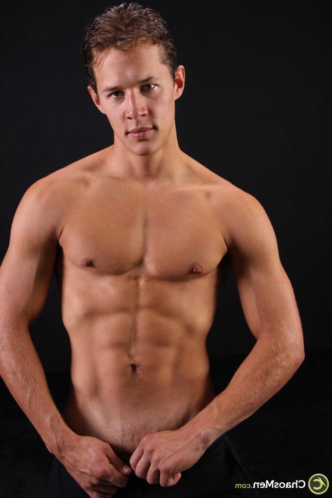 20P Der sexy schwule Amateur Isaiah zeigt seinen Körper und stellt seinen großen, haarigen Schwanz zur Schau