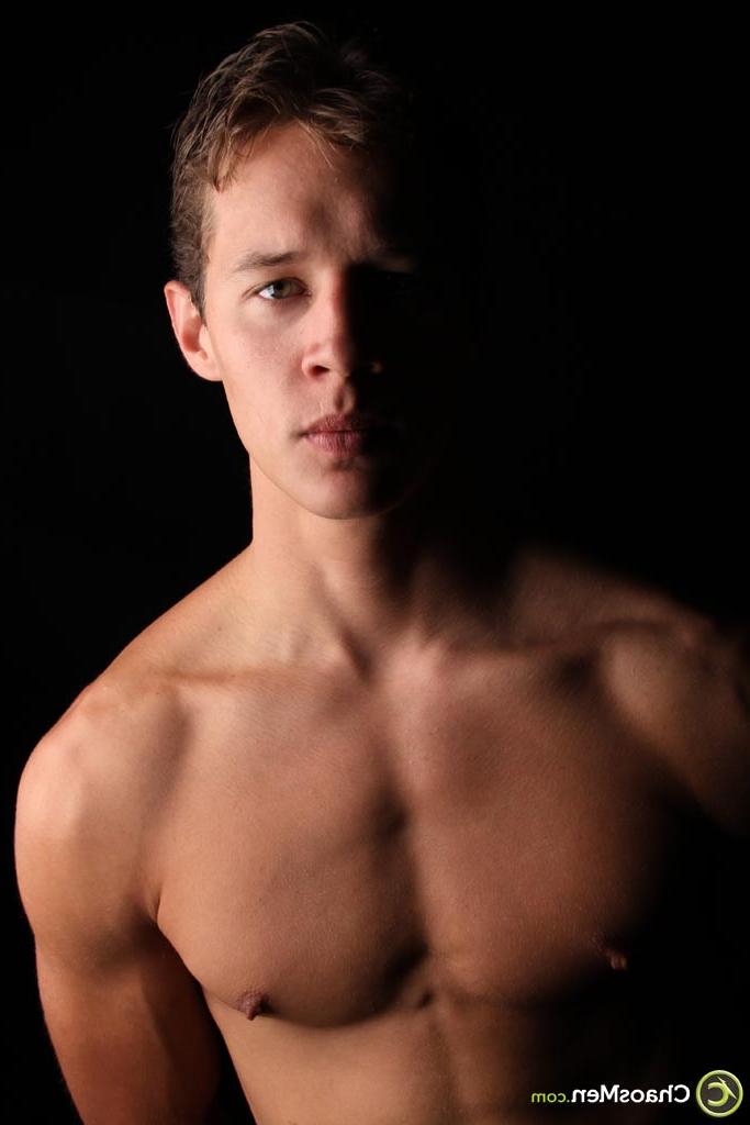 20P Der sexy schwule Amateur Isaiah zeigt seinen Körper und stellt seinen großen, haarigen Schwanz zur Schau