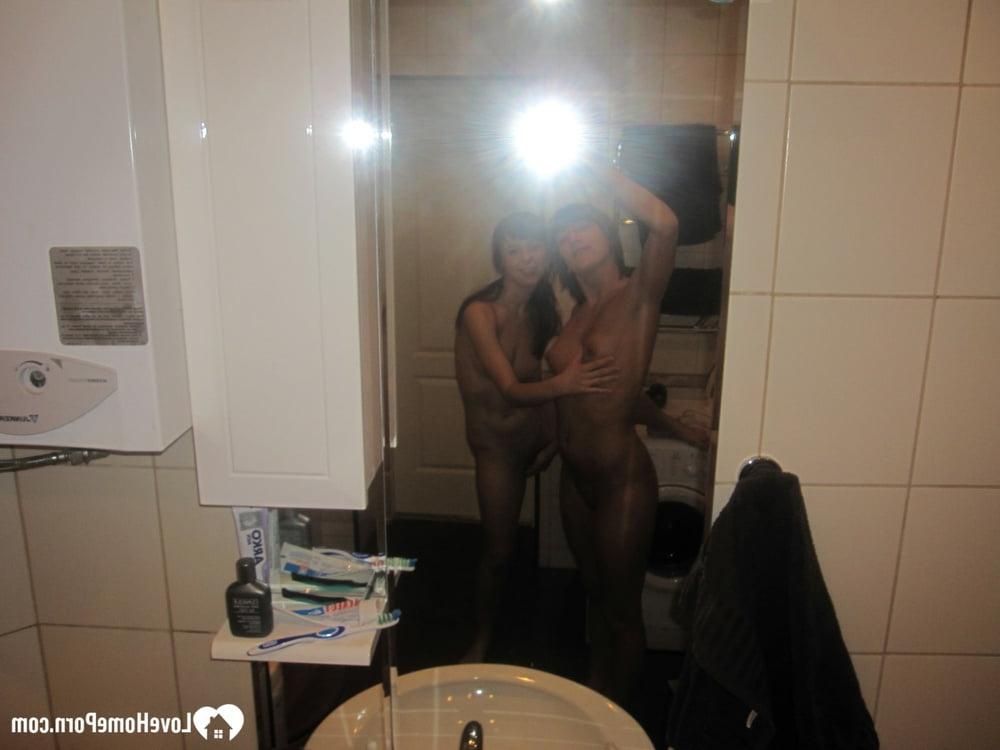 20P Garotas amadoras morenas posam nuas no espelho e provam a vulva uma da outra