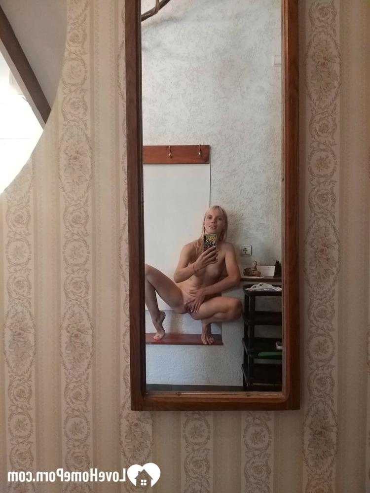 20P Lustvolle französische Blondine mit kleinen Brüsten zeigt ihren sexy Körper im Spiegel