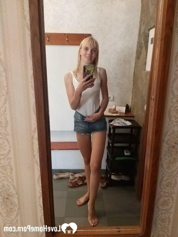 20P Lustvolle französische Blondine mit kleinen Brüsten zeigt ihren sexy Körper im Spiegel