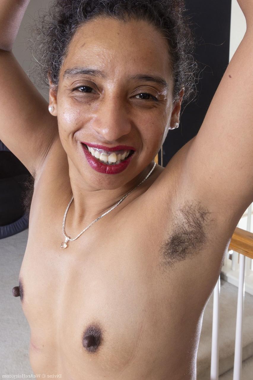 20P Exótico amador ébano Divine despe-se e revela seu corpo peludo