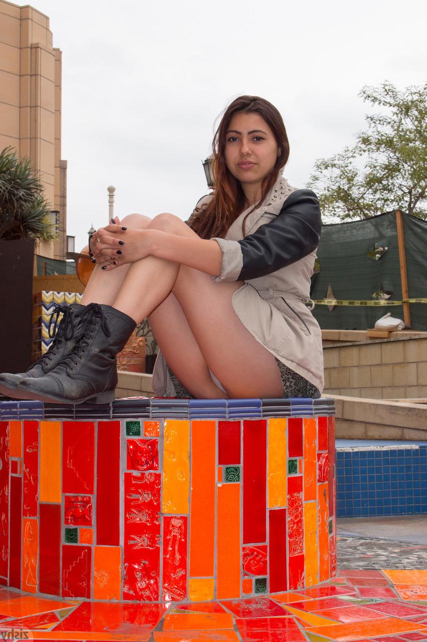 12P Vanessa Rivas, petite amie coquine, exhibe sa culotte en jupe haute en public.