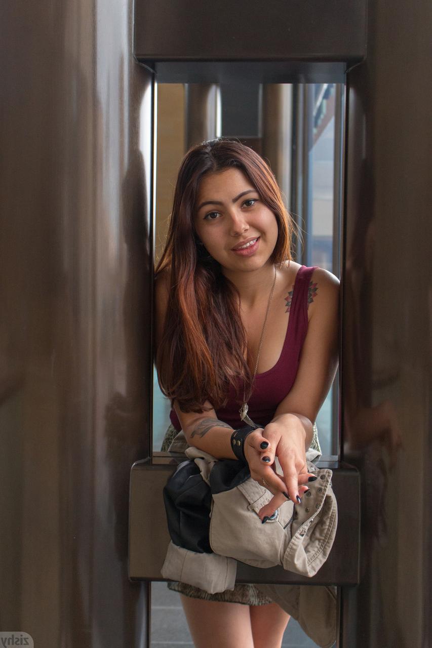 12P Vanessa Rivas, petite amie coquine, exhibe sa culotte en jupe haute en public.