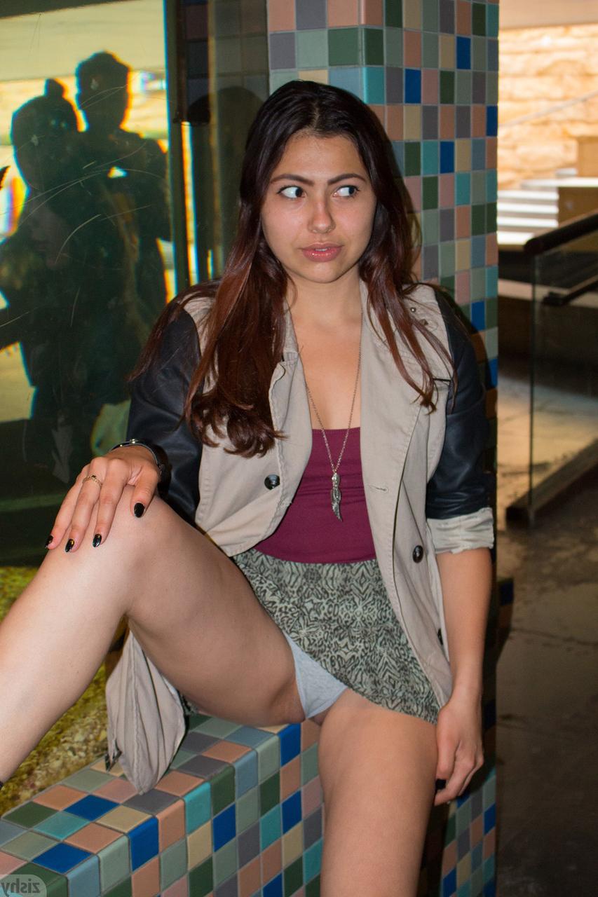 12P Vanessa Rivas, petite amie coquine, exhibe sa culotte en jupe haute en public.