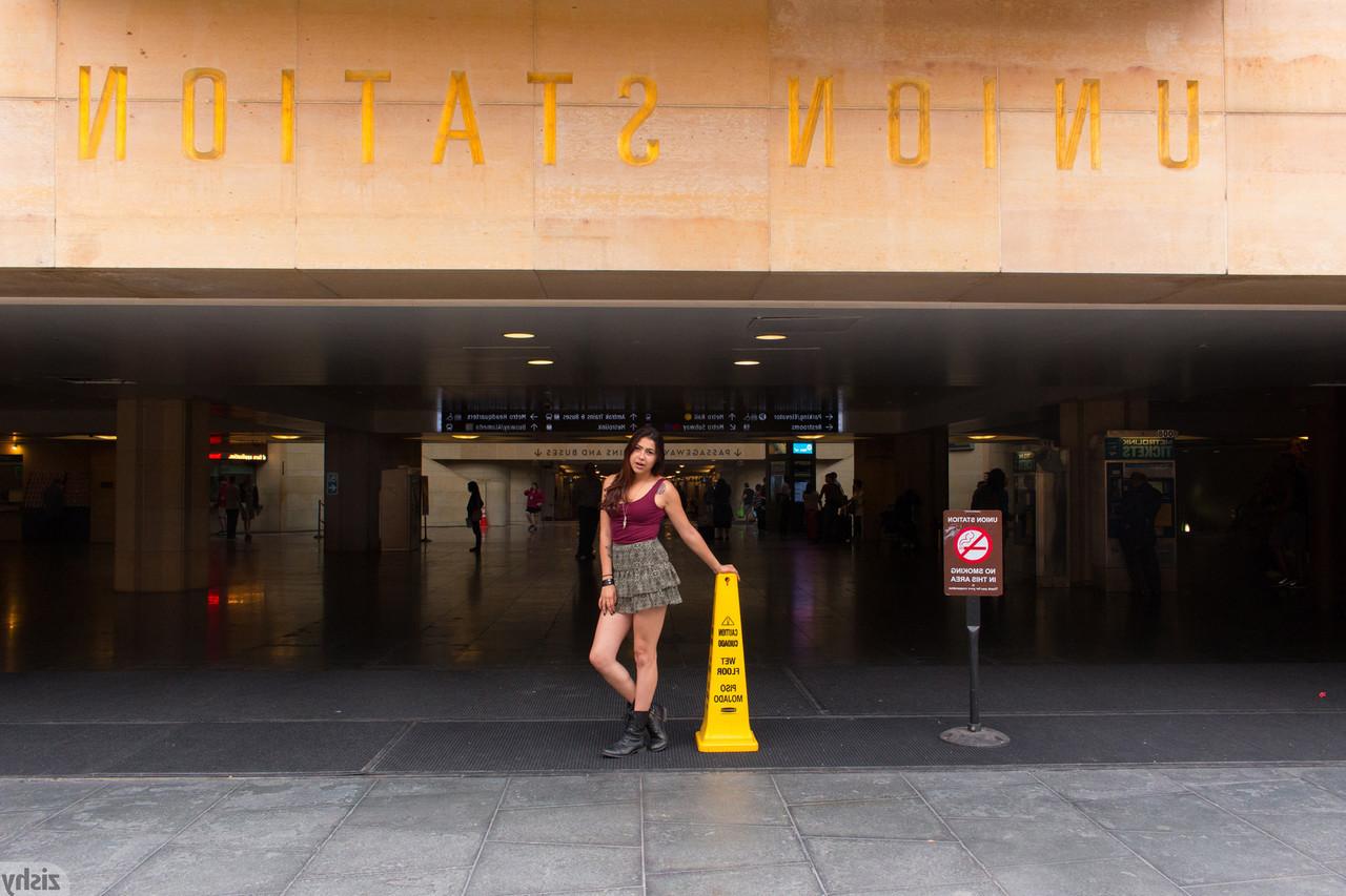 12P Vanessa Rivas, petite amie coquine, exhibe sa culotte en jupe haute en public.