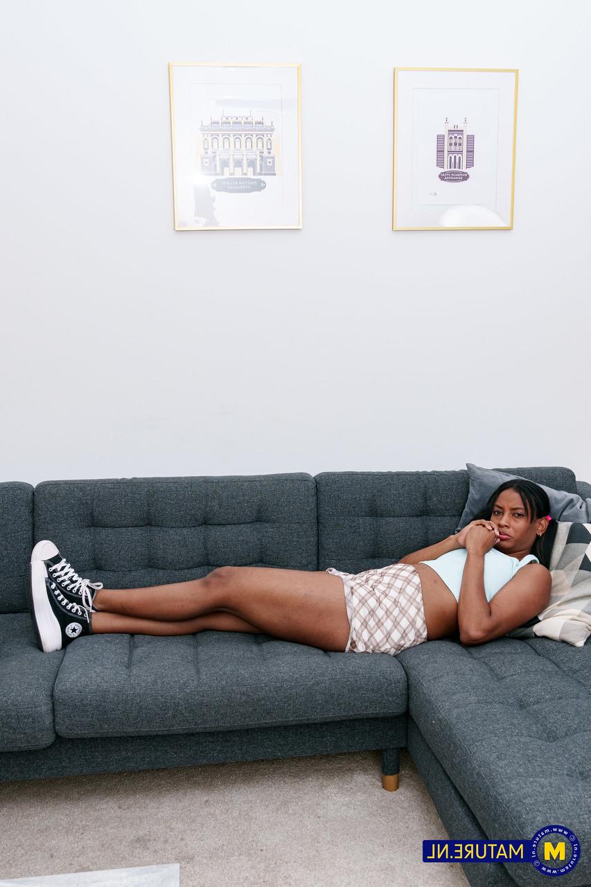 20P A enfermeira lésbica madura Malinde faz sexo oral quente com a negra Samantha Cruuz