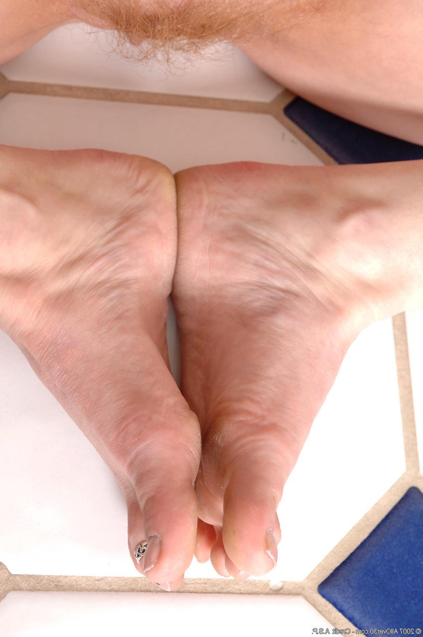 20P La sexy madura Tai se quita los tacones altos, hace alarde de sus pies descalzos y se lame los dedos de los pies