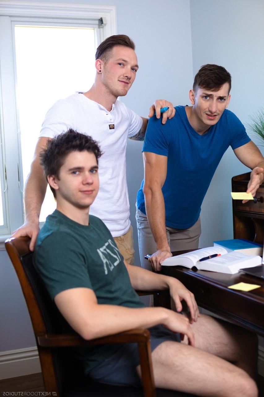20P Trois mecs gays en chaleur se déshabillent et se baisent les trous sur un lit