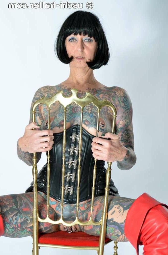 15P La chica solitaria Tattoogirl Cleo se desnuda con una faja de cuero y botas largas