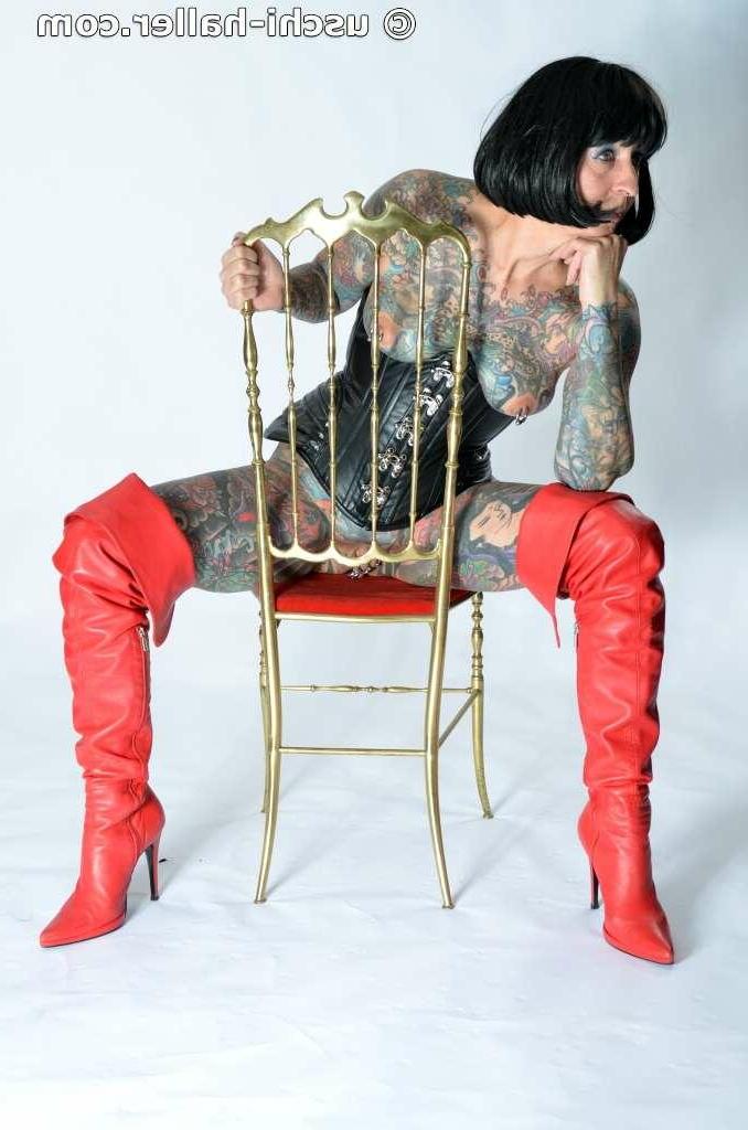 15P La chica solitaria Tattoogirl Cleo se desnuda con una faja de cuero y botas largas