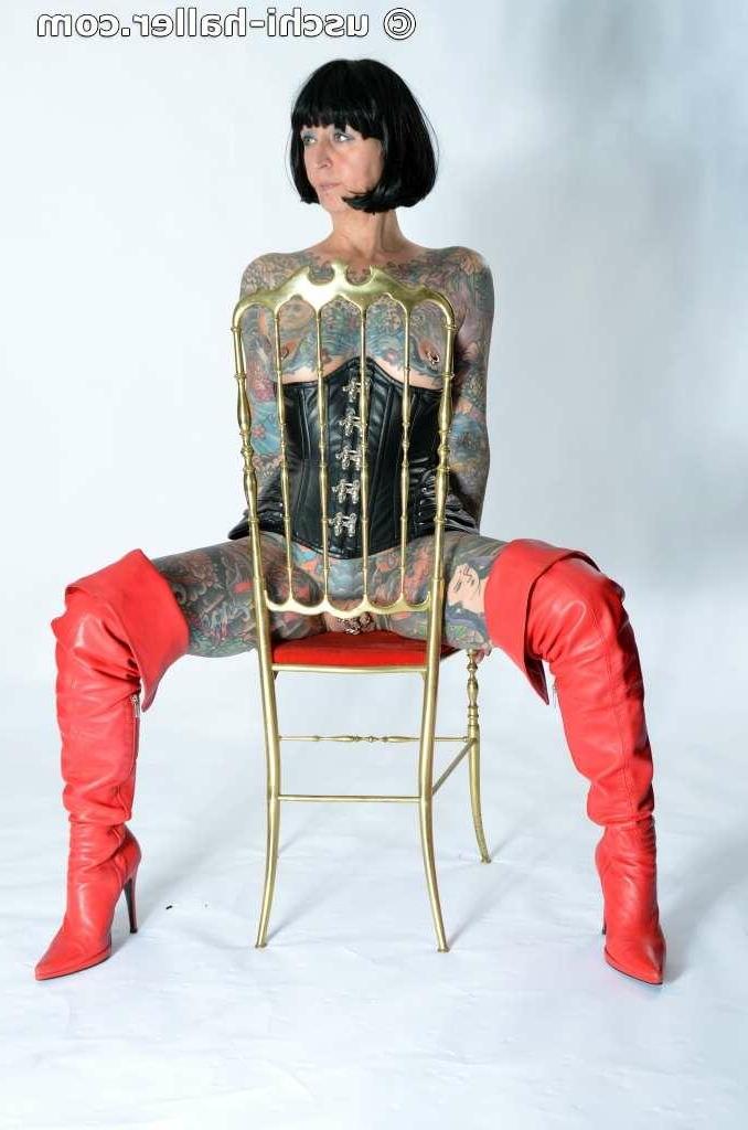 15P La chica solitaria Tattoogirl Cleo se desnuda con una faja de cuero y botas largas