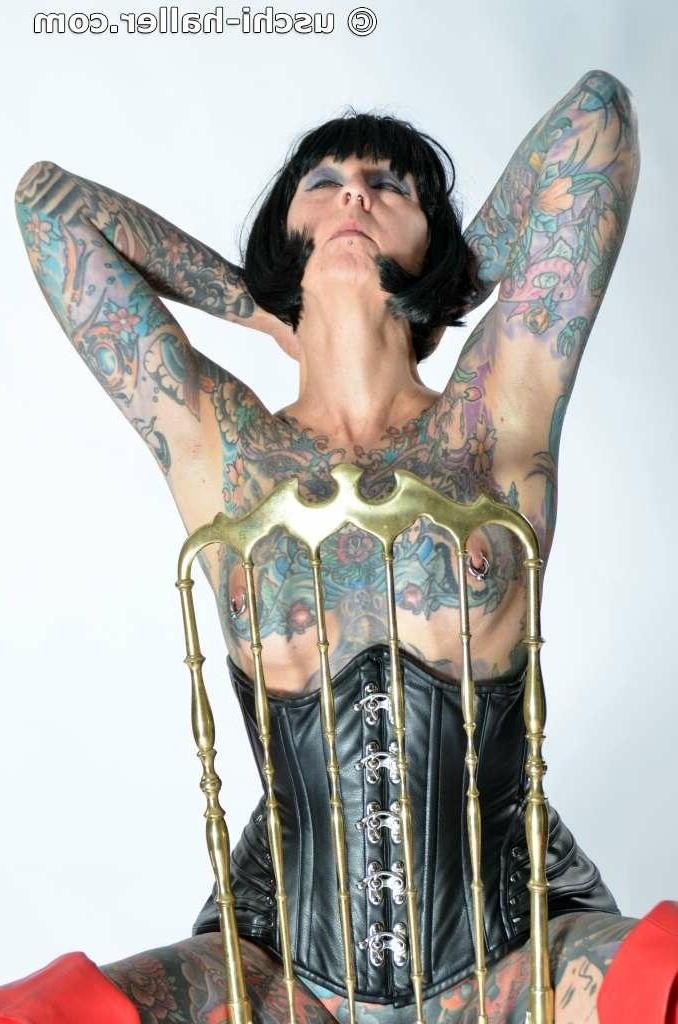 15P La chica solitaria Tattoogirl Cleo se desnuda con una faja de cuero y botas largas