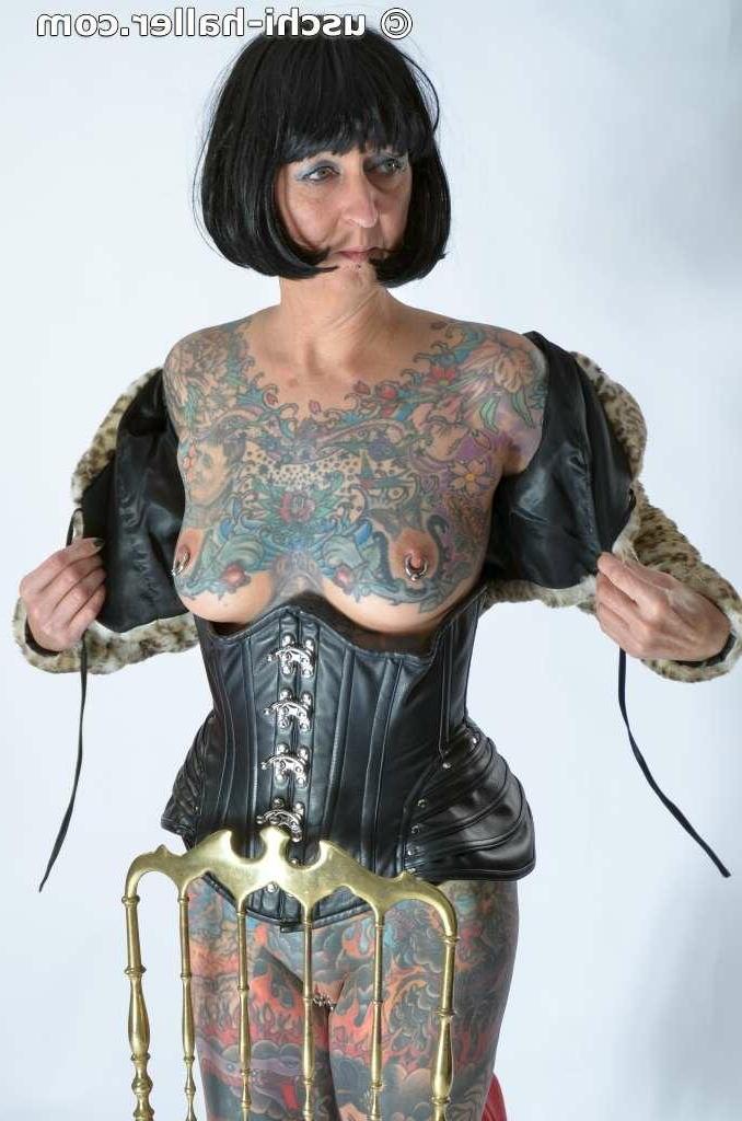 15P La chica solitaria Tattoogirl Cleo se desnuda con una faja de cuero y botas largas