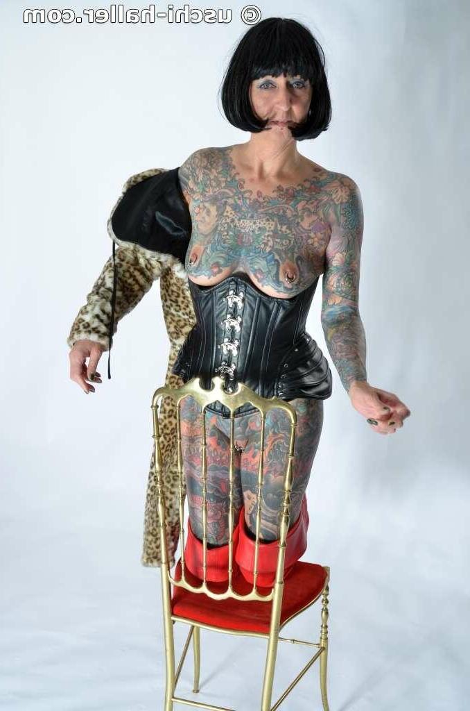 15P La chica solitaria Tattoogirl Cleo se desnuda con una faja de cuero y botas largas