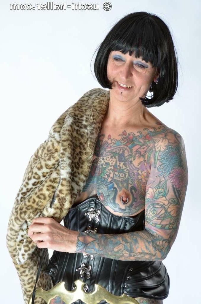 15P La chica solitaria Tattoogirl Cleo se desnuda con una faja de cuero y botas largas