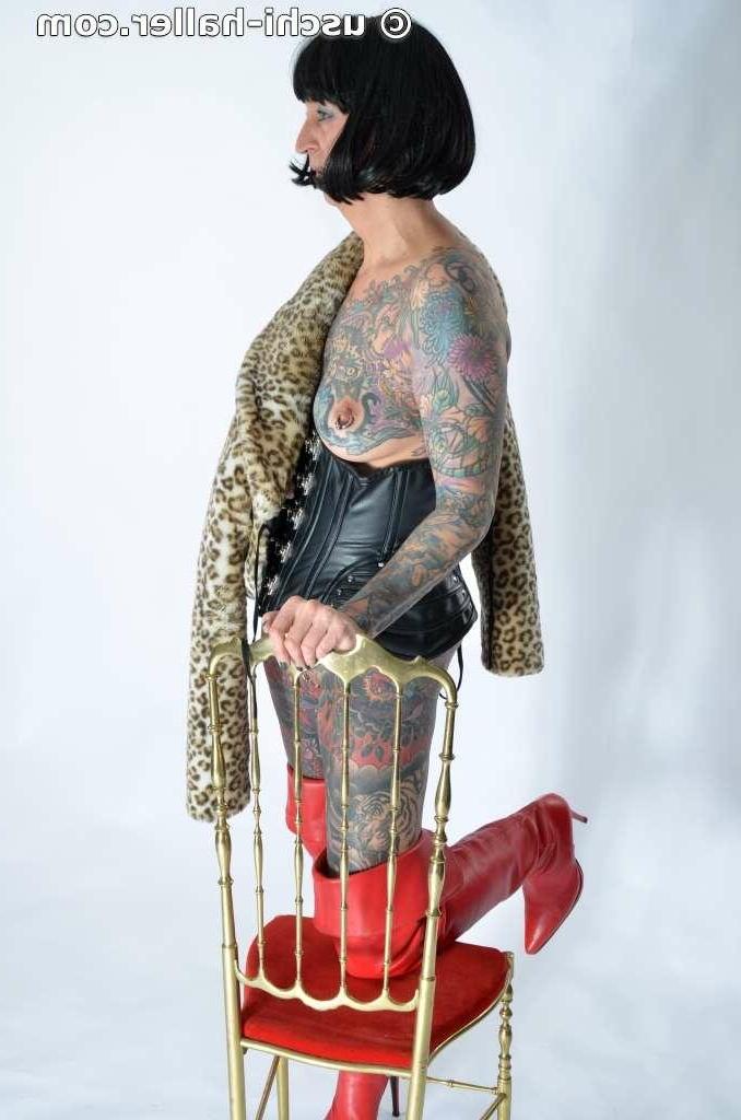 15P La chica solitaria Tattoogirl Cleo se desnuda con una faja de cuero y botas largas