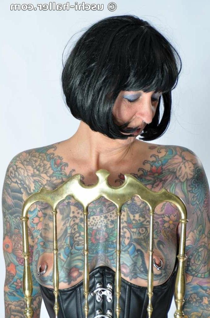 15P La chica solitaria Tattoogirl Cleo se desnuda con una faja de cuero y botas largas