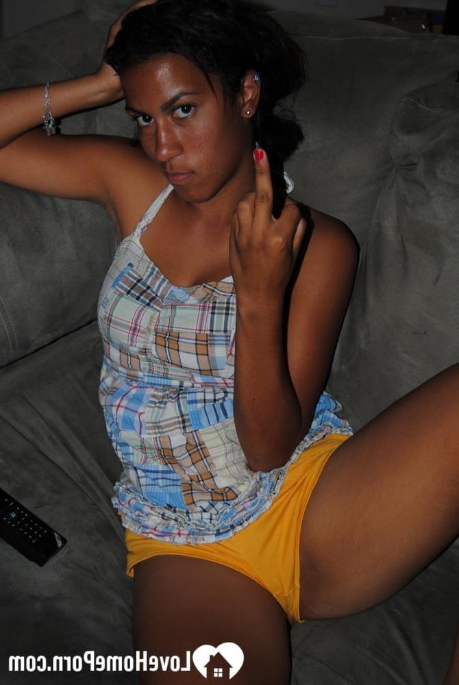 20P Amateur tetona muestra sus grandes tetas y su delicioso coño rosado