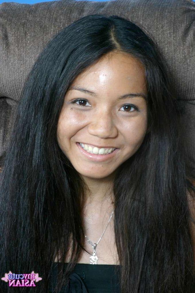 16P Menina asiática de cabelos compridos lambe a porra dos lábios depois de puxar um pau
