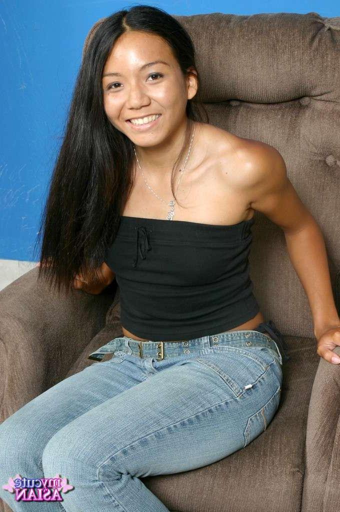 16P Menina asiática de cabelos compridos lambe a porra dos lábios depois de puxar um pau