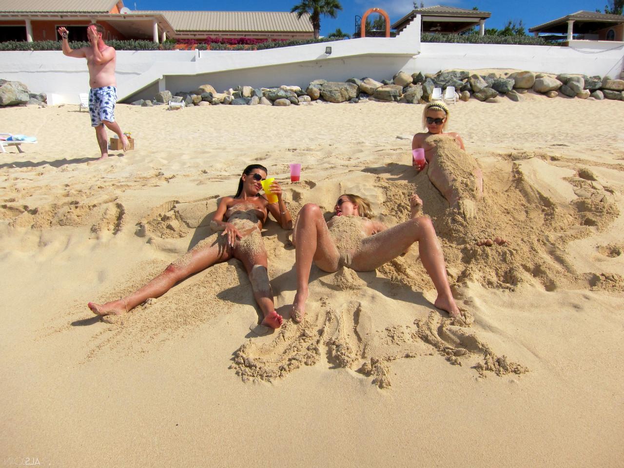 20P La lesbiana rubia Bibi Noel y sus novias cachondas se divierten desnudas en la playa