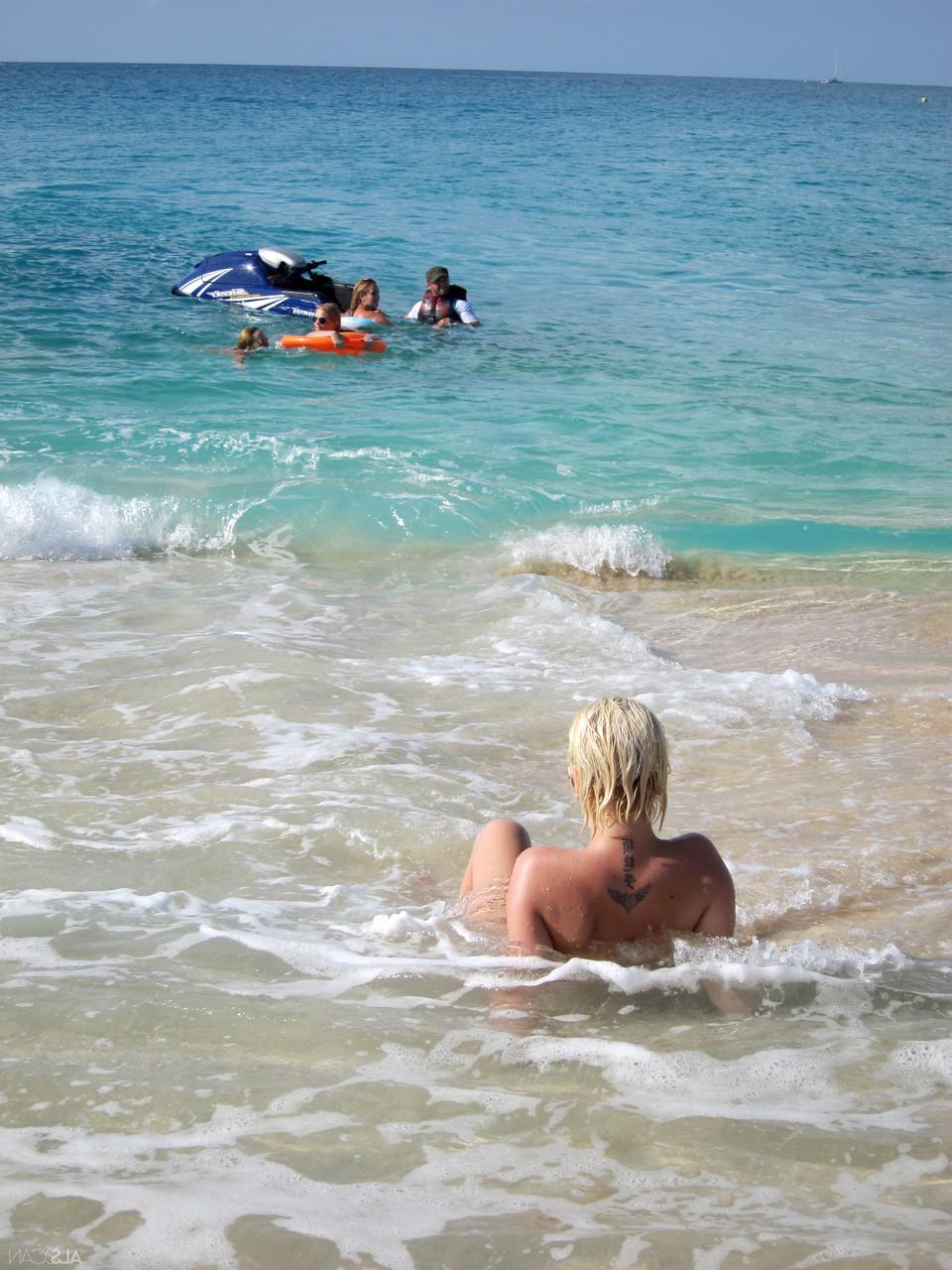20P La lesbiana rubia Bibi Noel y sus novias cachondas se divierten desnudas en la playa