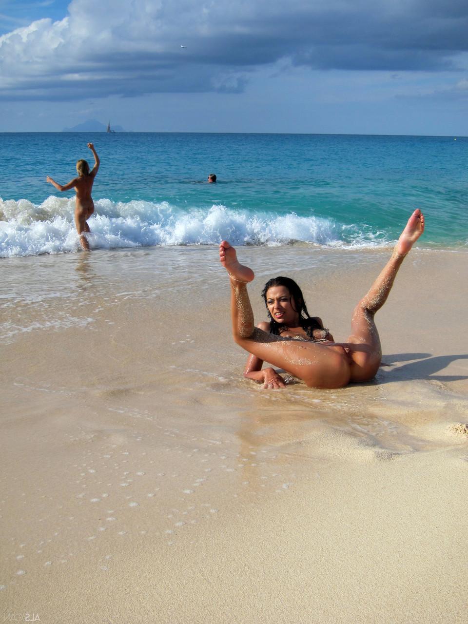 20P La lesbiana rubia Bibi Noel y sus novias cachondas se divierten desnudas en la playa